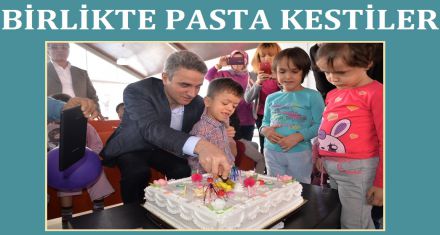 BİRLİKTE PASTA KESTİLER