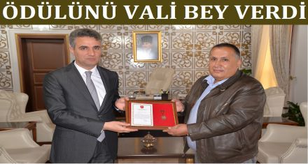 ÖDÜLÜNÜ VALİ BEY VERDİ