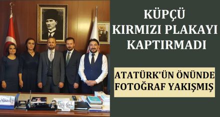 KÜPÇÜ KIRMIZI PLAKAYI KAPTIRMADI 