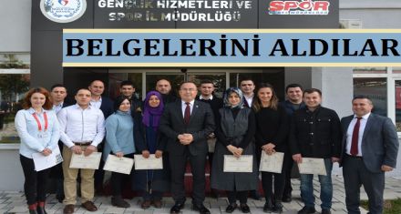 GENÇLİK LİDERLERİ BELGELERİNİ ALDI