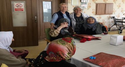 CHP'DEN ANNELER GÜNÜNE YAKIŞIR ZİYARET  