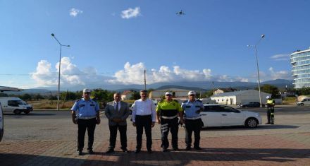 VALİ BARUŞ TRAFİĞİ DENETLEDİ ÇİKOLATA İKRAM ETTİ 