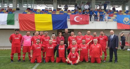 BİZ ONU MECLİSE GÖNDERDİK O KAÇIP TOP OYNAMAYA GİTTİ