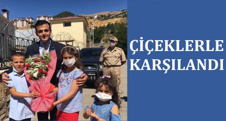 ÇİÇEKLERLE KARŞILANDI 