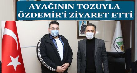 AYAĞININ TOZUYLA ÖZDEMİR'İ ZİYARET ETTİ