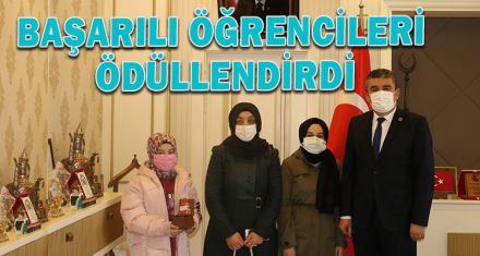 BAŞARILI ÖĞRENCİLERİ ÖDÜLLENDİRDİ