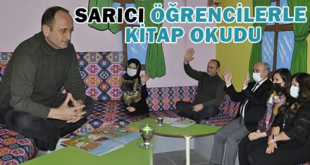 SARICI ÖĞRENCİLERLE BİRLİKTE KİTAP OKUDU