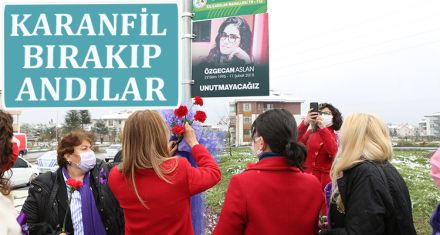 KARANFİL BIRAKIP ANDILAR