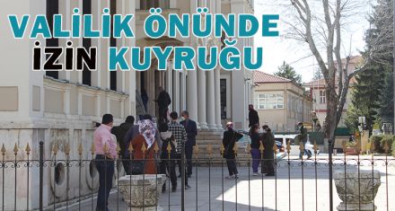 VALİLİK ÖNÜNDE İZİN KUYRUĞU