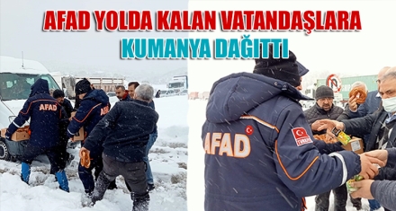 AFAD YOLDA KALAN VATANDAŞLARA KUMANYA DAĞITTI