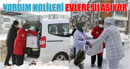 YARDIM KOLİLERİ EVLERE ULAŞIYOR 