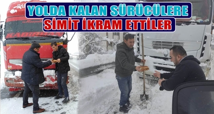 YOLDA KALAN SÜRÜCÜLERE SİMİT İKRAM ETTİLER