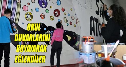 OKUL DUVARLARINI BOYAYARAK EĞLENDİLER