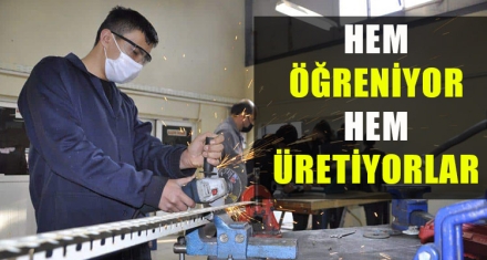 ATÖLYELERDE HEM ÖĞRENİYOR HEM ÜRETİYORLAR