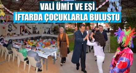 VALİ ÜMİT VE EŞİ İFTARDA ÇOCUKLARLA BULUŞTU