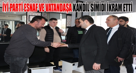 İYİ PARTİ ESNAF VE VATANDAŞA KANDİL SİMİDİ İKRAM ETTİ 