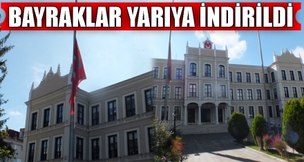 BAYRAKLAR YARIYA İNDİRİLDİ 