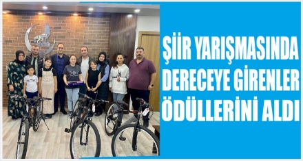 ŞİİR YARIŞMASINDA DERECEYE GİRENLER ÖDÜLLERİNİ ALDI