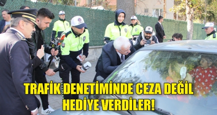 TRAFİK DENETİMİNDE CEZA DEĞİL HEDİYE VERDİLER!